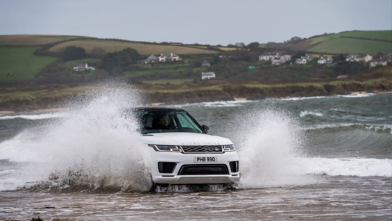 El nuevo Range Rover Sport, el primer híbrido enchufable de Land Rover, mostró las capacidades del rendimiento de su motor eléctrico y el de gasolina. Foto. Jaguar