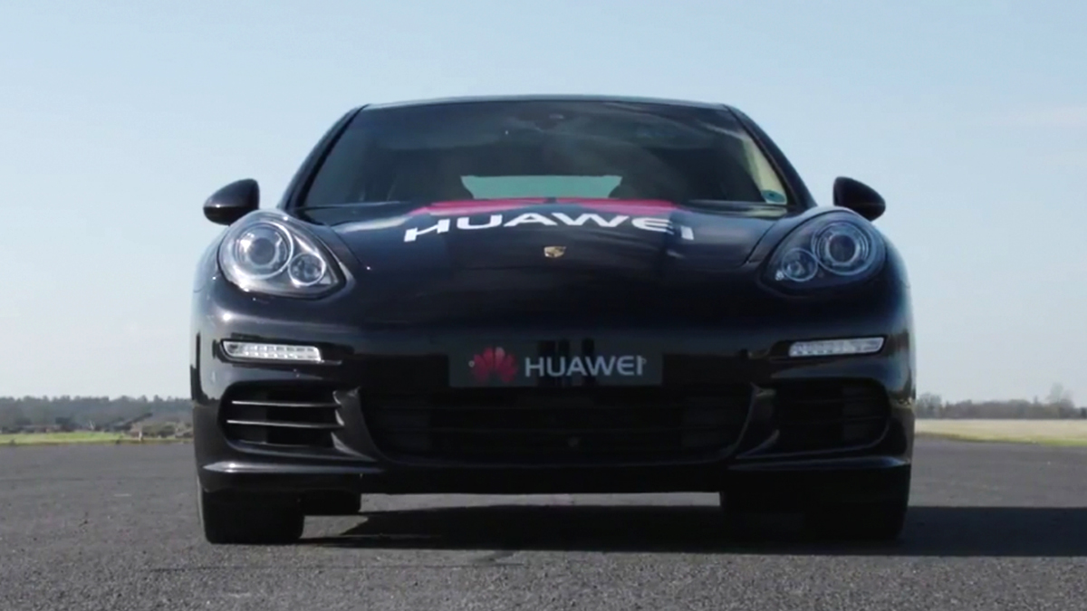 Huawei transformó un Porsche Panamera en un vehículo autónomo que no solamente es capaz de ver, sino de entender de forma crucial a lo que le rodea. Foto: Colprensa