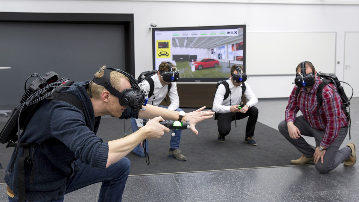 Para trabajar en el 'holodeck', cada usuario utiliza unas gafas de realidad virtual y dos controles manuales para interactuar con el vehículo. Foto: Audi Media Services