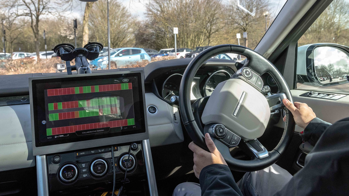 Sin intervención del conductor, los vehículos autónomos de Jaguar Land Rover pueden encontrar un espacio para estacionar y aparcar el automóvil de manera autónoma. Foto: Jaguar Land Rover / Europa Press