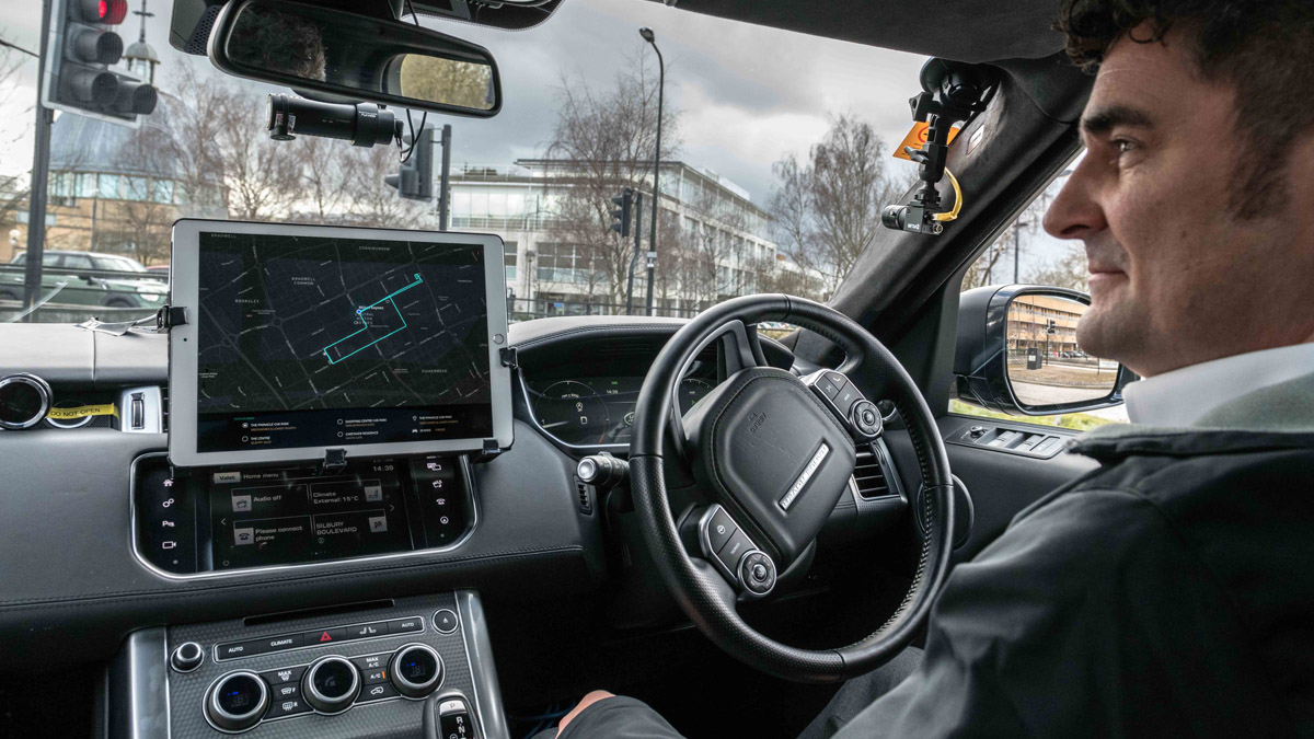 Jaguar Land Rover lidera un proyecto de 4.7 millones de libras esterlinas (cerca de 18.000 millones de pesos colombianos) para desarrollar vehículos que puedan "ver" en cruces de calles y a través de obstáculos. Foto: Jaguar Land Rover