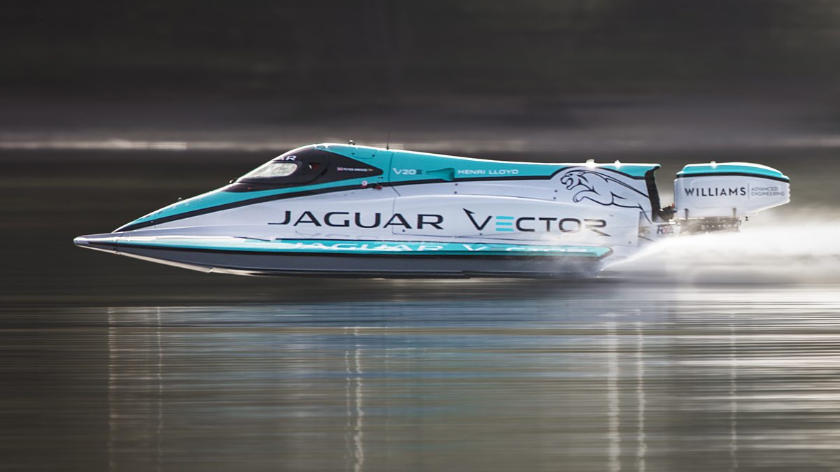 El modelo Jaguar Vector V20E registró una velocidad promedio de 140 km/h en el famoso recorrido de 1 km en Coniston Water, Inglaterra. Foto: Jaguar
