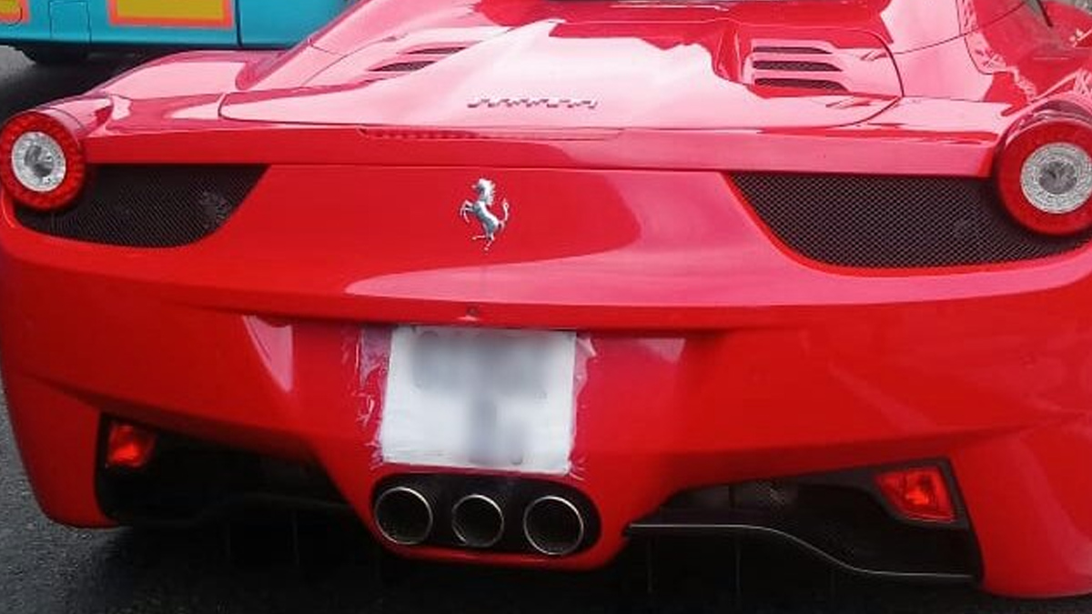 El conductor ucraniano, quien manejaba un Ferrari 458, aseguró que viajaba directamente desde Italia y por esa razón no contaba con una placa homologada en ese país. Foto: Twitter