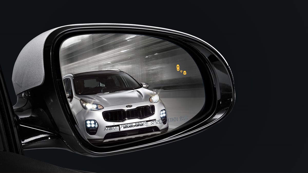 Los puntos ciegos son los espacios donde la vista del conductor no alcanza a llegar porque los espejos laterales y del interior no tienen el alcance. Foto: Kia