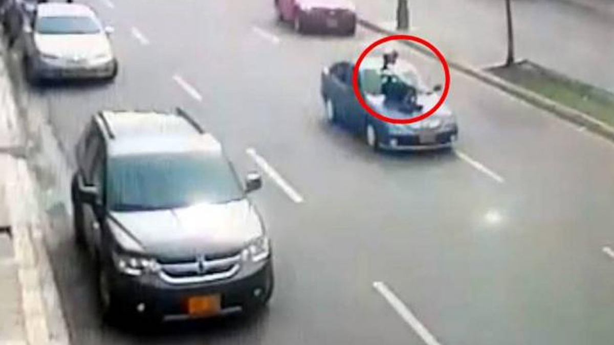 El vídeo de una cámara de seguridad, publicado por el diario Vanguardia Liberal, evidencia cómo el conductor arrastra al alferéz a gran velocidad. Foto: Vanguardia Liberal