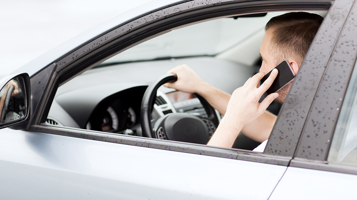 Con el uso del celular, la velocidad se reduce inconscientemente un 12 %, aumentando el riesgo de una colisión por alcance.  Foto: Ingimage
