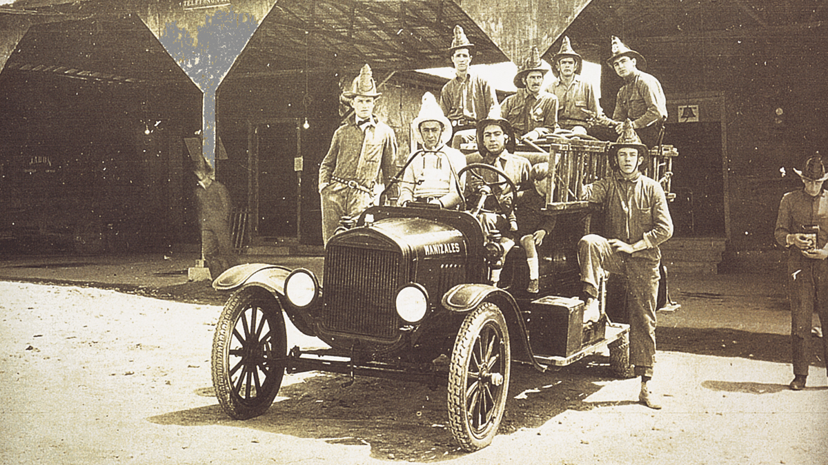 Han sido cerca de 120 años desde que llegó el primer automóvil a nuestro país, evolucionando la forma en la que se movilizaban los ciudadanos de esa época. Foto: Colprensa