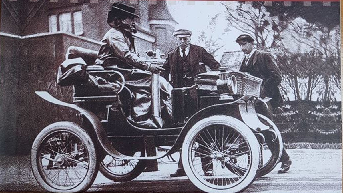 El libro de 820 páginas reunirá fotografías inéditas y testimonios de más de 100 personas que construirán una narración de la historia del automóvil en Colombia. Foto: Cortesía