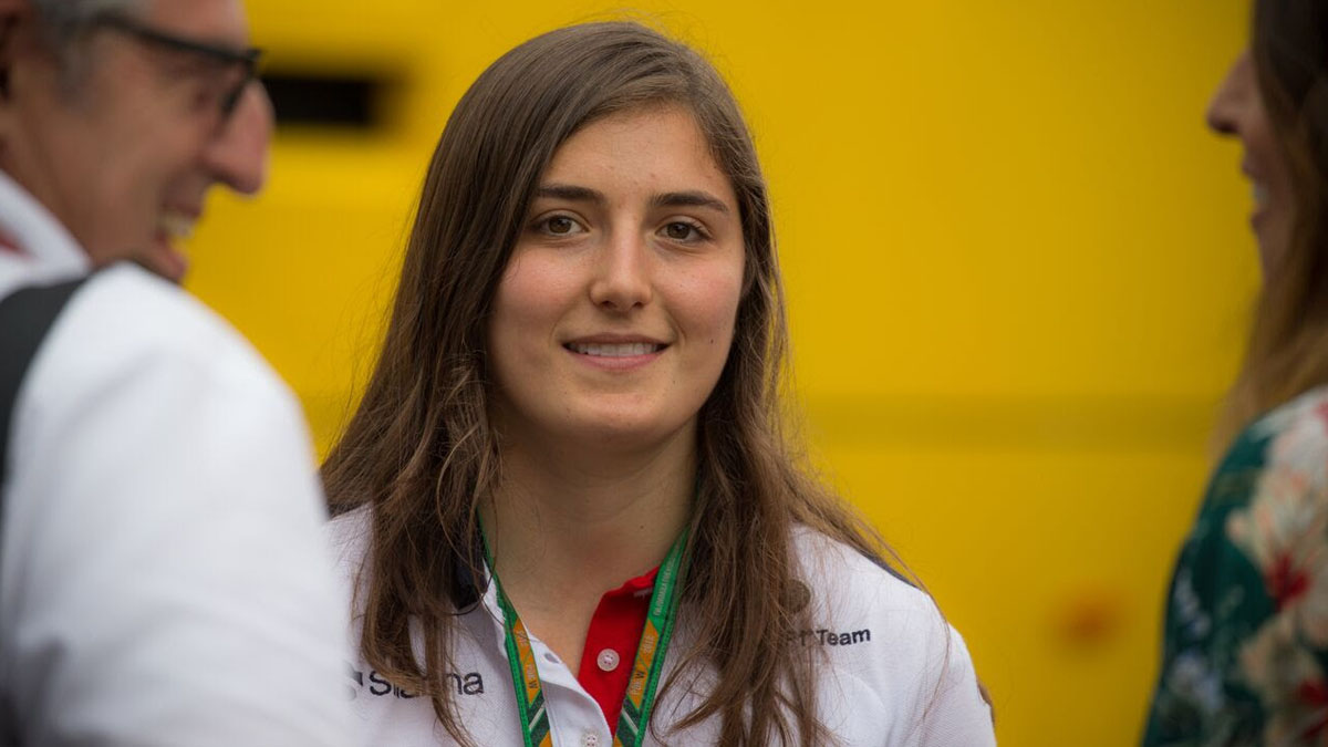 La corredora de 25 años, que busca dar el siguiente paso a la Fórmula 1 con el GP3, habló principalmente sobre el tema de género en el automovilismo. Foto: Cortesía