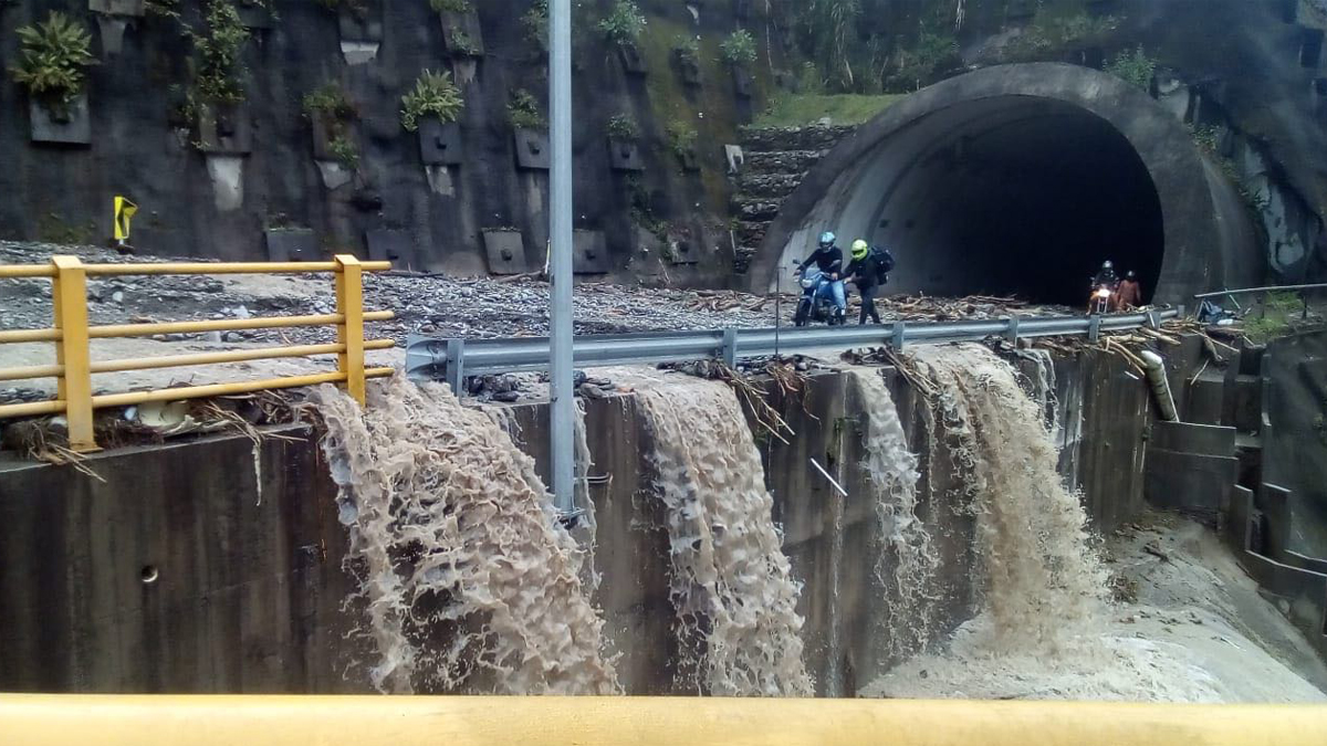 Las pérdidas ocasionadas por el cierre de esta carretera ascienden a los $511 millones de pesos diarios. Foto: Colprensa