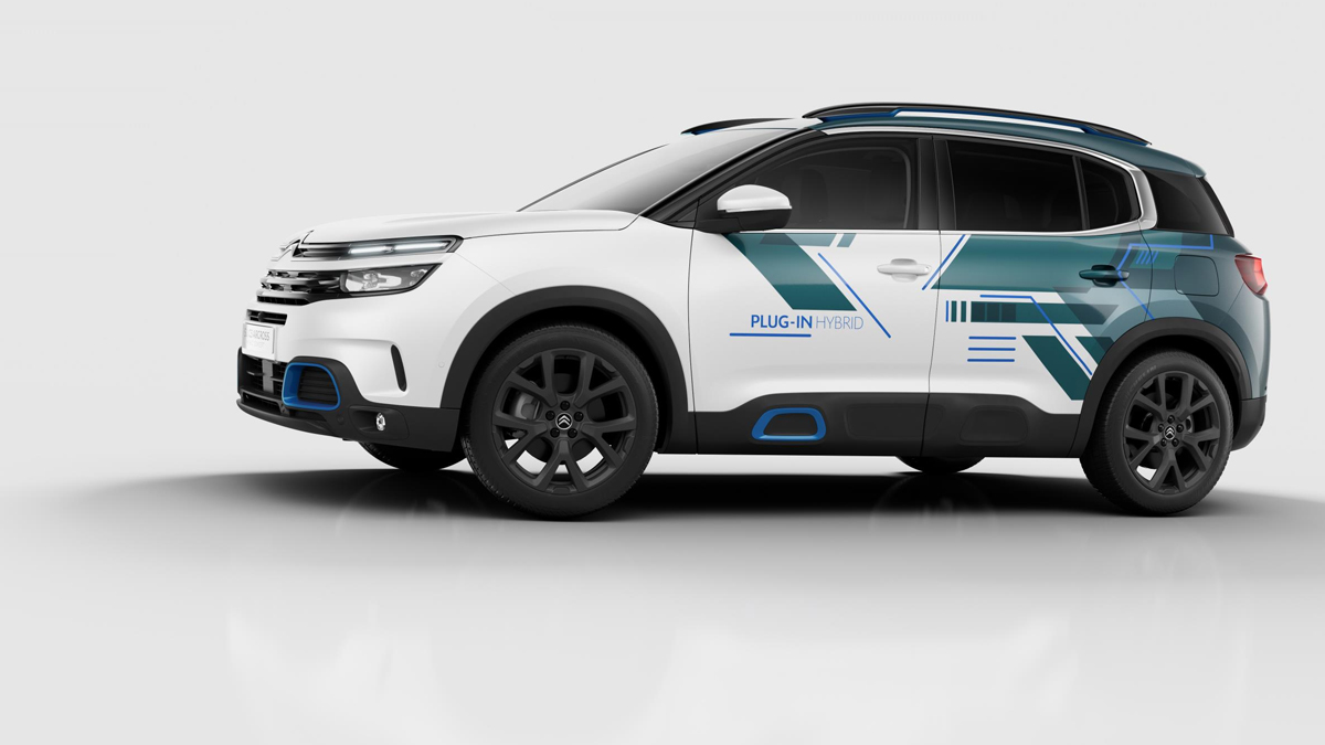 Este vehículo llega con un acabado bicolor azul y blanco, detalles gráficos que surgieren la electrificación de la carrocería y 50 kilómetros de autonomía en modo eléctrico. Foto: Citroën