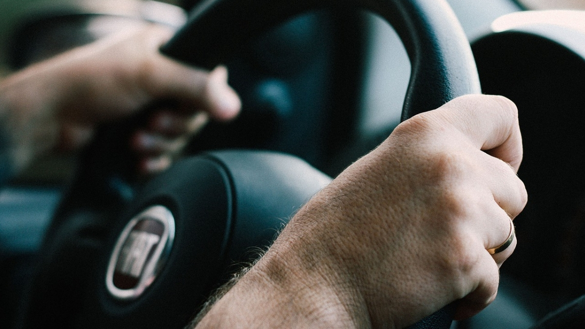Los conductores reportan que regularmente envían mensajes de texto o correos electrónicos mientras conducen y admiten manejar después de tomar unos tragos o no dormir lo suficiente.