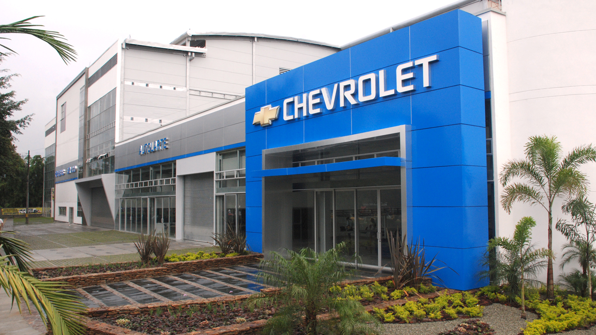La idea de cerrar hoy toda su red de concesionarios es porque mañana viernes 2 de noviembre las vitrinas abrirán con un nuevo plan de ventas, promociones y descuentos. Foto: Chevrolet