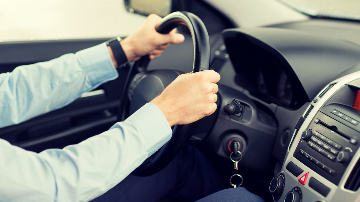Las principales lesiones que los conductores podrían sufrir al estar periodos largos de tiempo sentados frente al volante son las lumbalgias y las discopatías. Foto: Ingimage