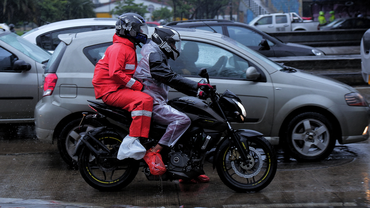 La ola invernal, que azota a Colombia ha disparado las estadísticas de accidentes de tránsito, y en especial, las que involucran a conductores de motocicletas. Foto: Colprensa