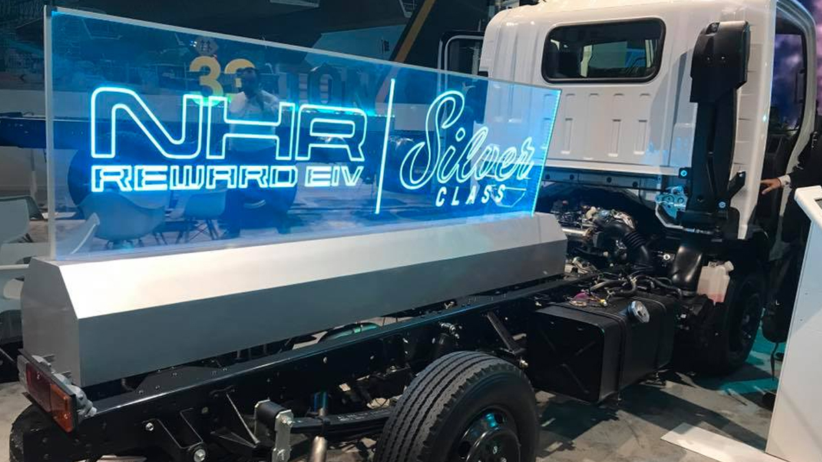 El camión Chevrolet NHR 'Silver Class' viene con el nuevo diseño frontal de parrilla cromada, acabados de lujo y cromados que sobresalen en el exterior del camión.Foto: Revista Turbo