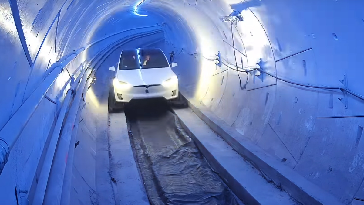 Elon Musk presentó un prototipo de túnel subterráneo en la ciudad de Los Ángeles que tendría la capacidad de transportar automóviles a una velocidad de más de 240 km/h. Foto: Video