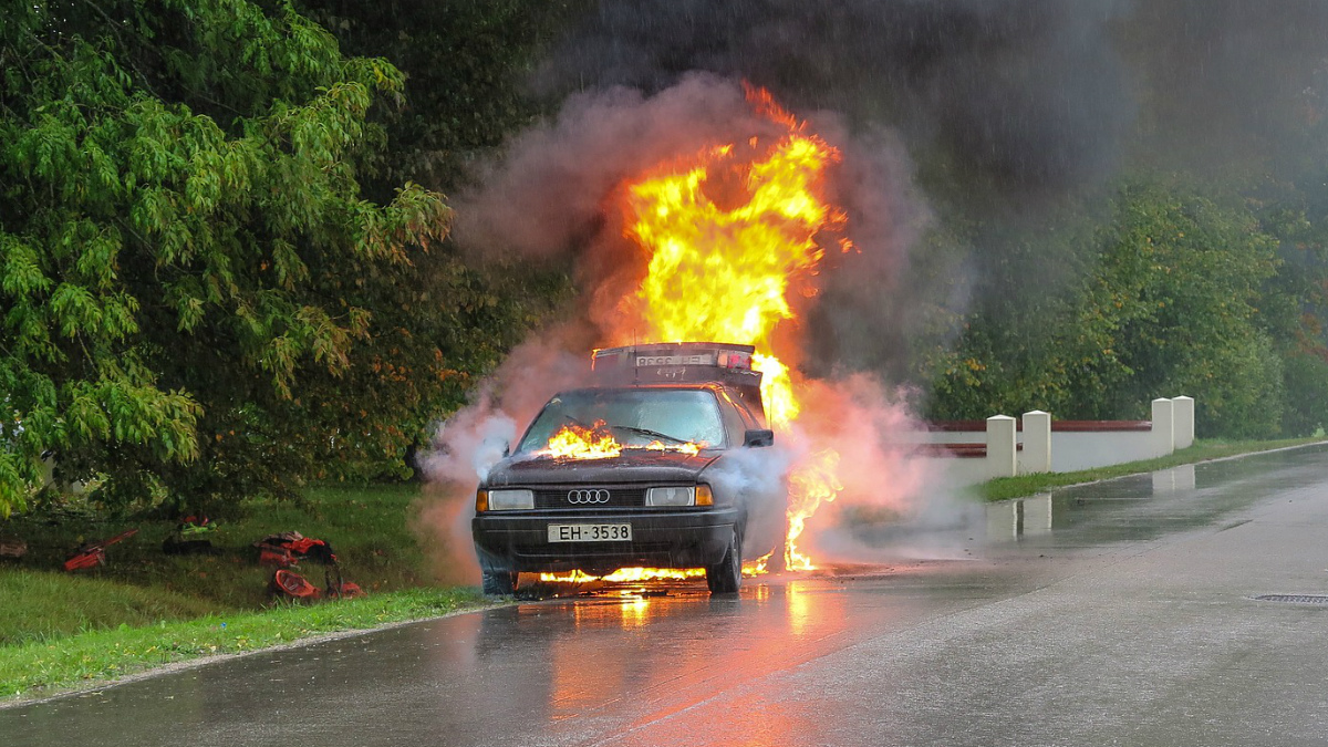 Hay varias causas que pueden prender fuego a nuestro vehículo, aunque no es muy normal ni recurrente.