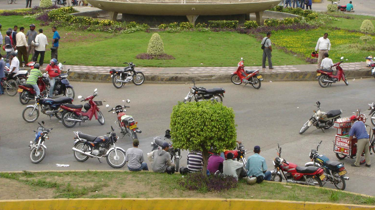 La Agencia Nacional de Seguridad Vial hizo un llamado a la ciudadanía para no utilizar las aplicaciones móviles de tránsito que promuevan el servicio de transporte de pasajeros en motocicletas. Foto: Colprensa