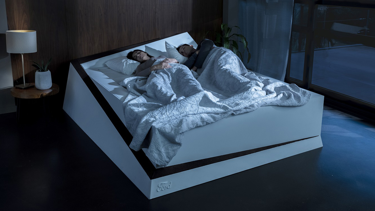 Esta cama utiliza sensores de presión para identificar cuando alguien se ha desviado de su lado de la cama y lo devuelve suavemente a donde debería estar. Foto: Ford