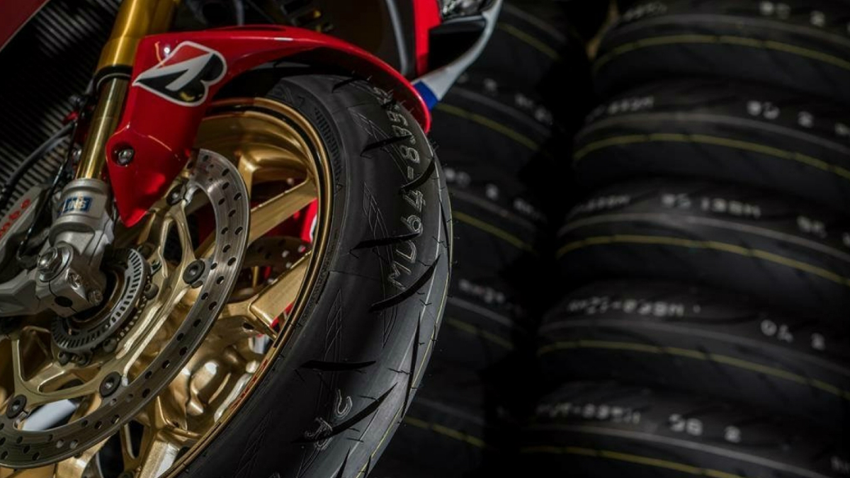Materiales y pruebas de fabricación de neumáticos para motos. Fuente: Bridgestone