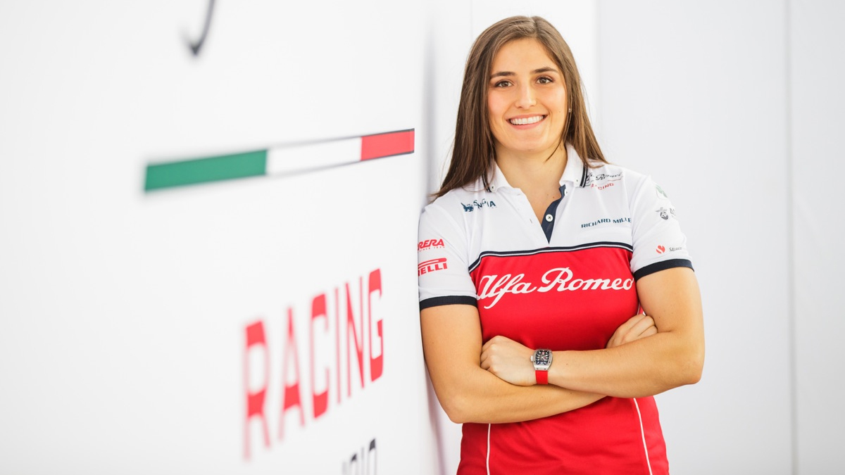 El equipo de Fórmula Uno Alfa Romeo Racing anunció que continuará con la colaboración de la colombiana Tatiana Calderón como piloto de pruebas. Foto: Cortesía