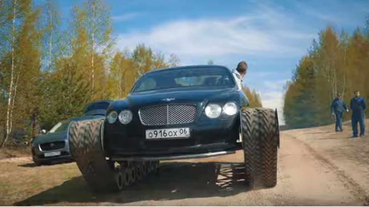 Dos mecánicos rusos transformaron un Bentley Continental GT en un tanque todoterreno. Foto: YouTube.