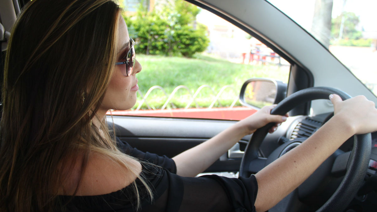 Hay ciertos malos hábitos de conducción particulares de las mujeres que ponen en riesgo su seguridad, conózcalos y evítelos.