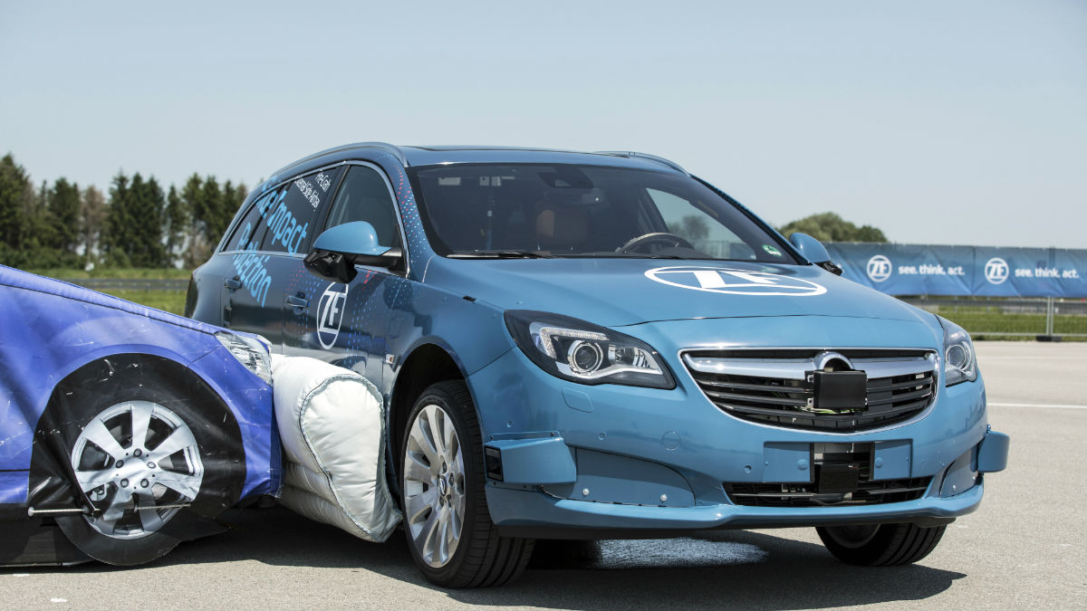 Una empresa alemana presentó el primer sistema de airbags externos que se activa antes de un choque.