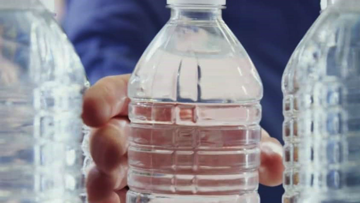 La empresa norteamericana protege el medio ambiente reutilizando botellas plásticas para algunos de sus modelos.