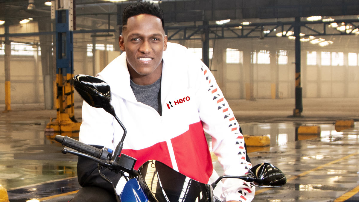 El futbolista colombiano es ahora embajador de la famosa marca de motocicletas y scooters.
