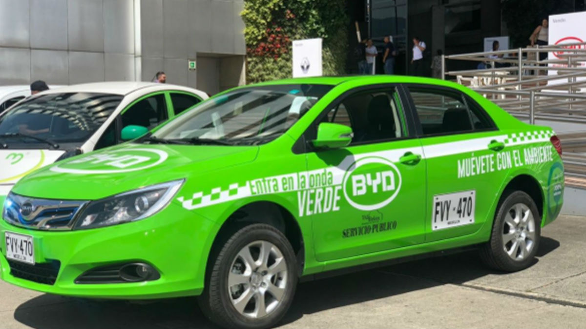 La alcaldía de Medellín avanza en su proyecto de electrificar 1.500 taxis en la ciudad.