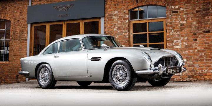 El Aston Martin BD5 usado en el rodaje de James Bond fue subastado anoche y el precio fue ¡exorbitante!.