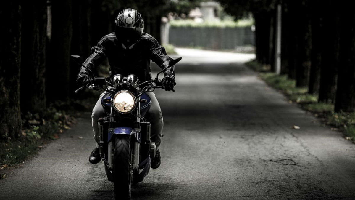 Usar Whatsapp de esta manera mientras va en su moto es la mejor idea para estar seguro.