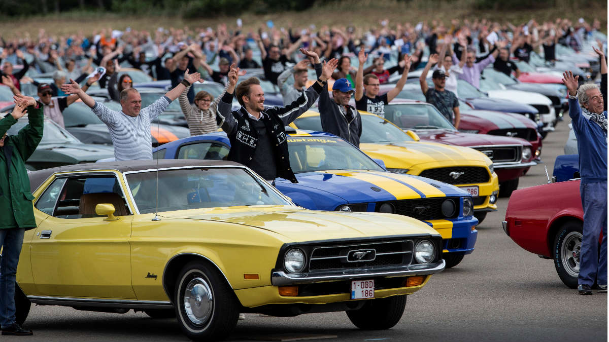 La marca norteamericana reunió más de mil Mustang en Bélgica para hacer la caravana más grande de la historia.