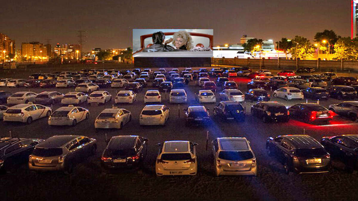 Prepare su automóvil porque podría ver sus películas favoritas sin salir de él.