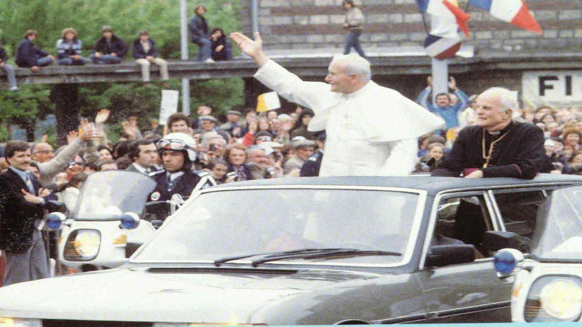 Imagen de Juan Pablo II a bordo del Peugeot 604 Limousine. Remitida/ Handout por Peugeot
