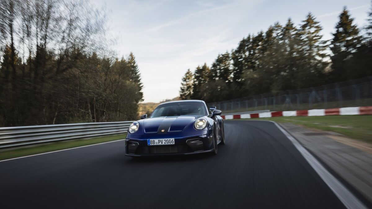 Porsche 911 GT3 rompe la barrera de los 7 minutos en Nürburgring l