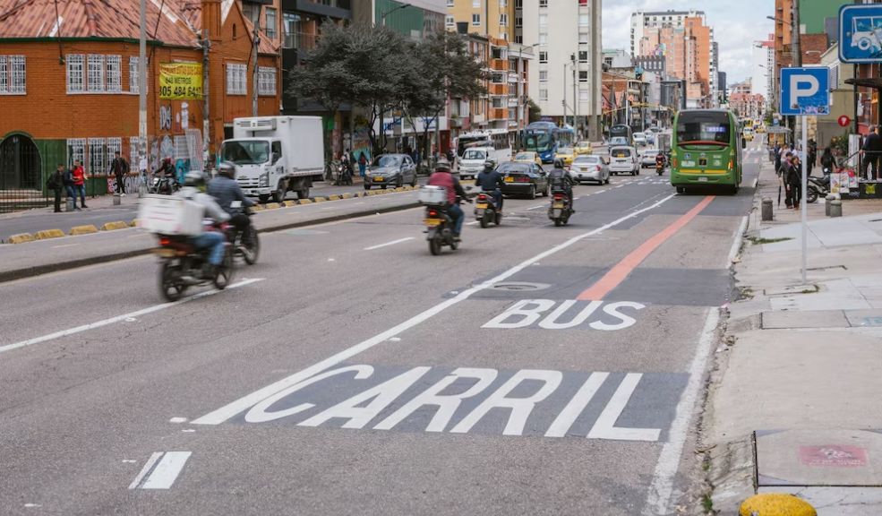 Esta es la multa en Bogotá por invadir la línea roja
