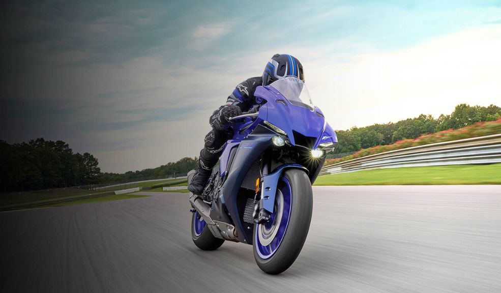 ¿Cuánto debería ganar al mes para comprar una Yamaha R1 y seguir viviendo sabroso?