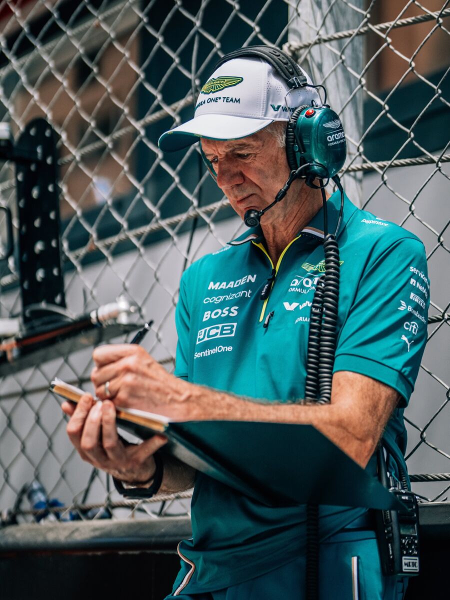 Newey no despega la mirada del Aston Martin 2026, y su familia lo confirma
