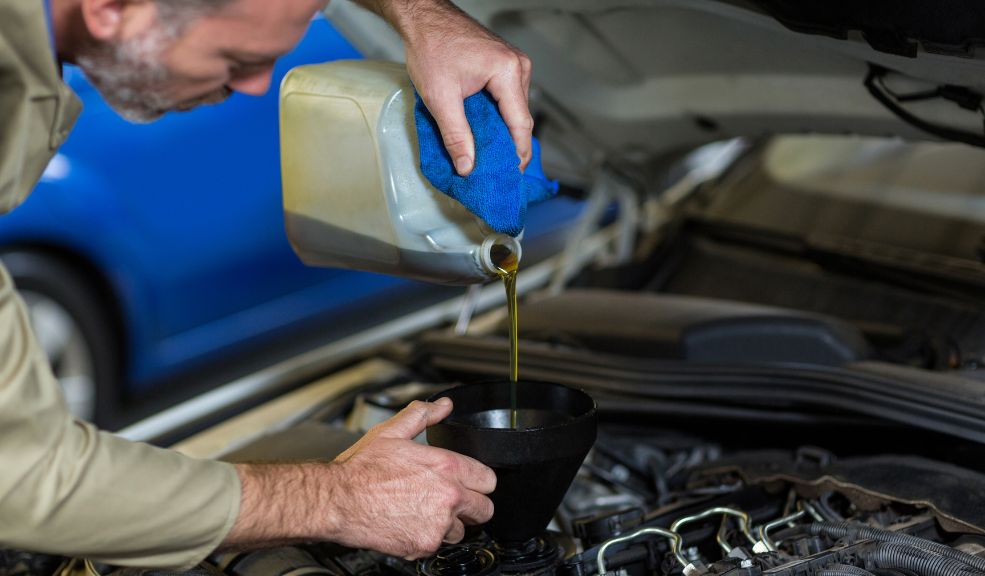 ¿Cómo elegir el aceite correcto para el motor de su carro?