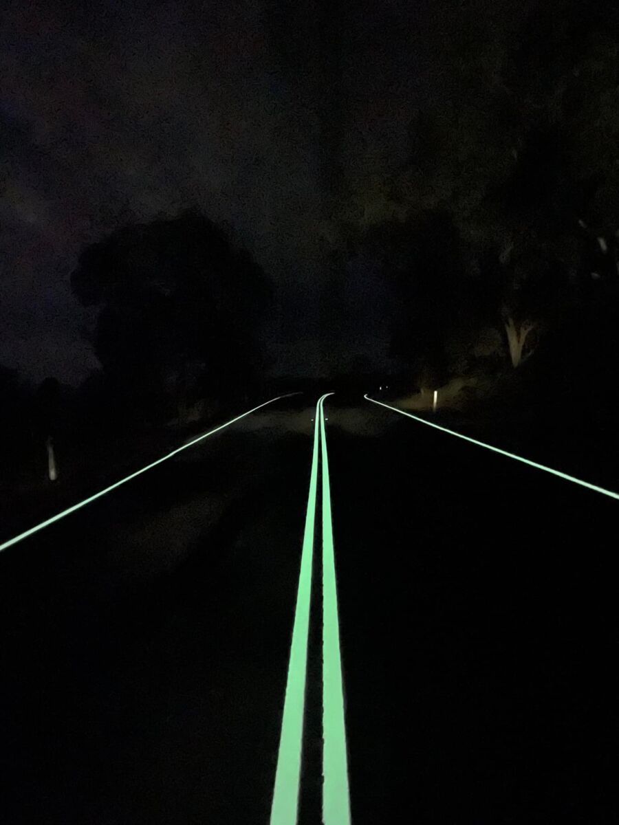 Estas son las carreteras que brillan en la oscuridad en zonas rurales
