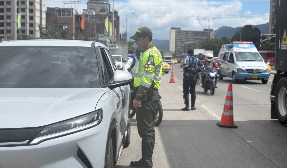 Nueva norma de tránsito en Colombia sancionará a conductores que obstaculicen el carril izquierdo