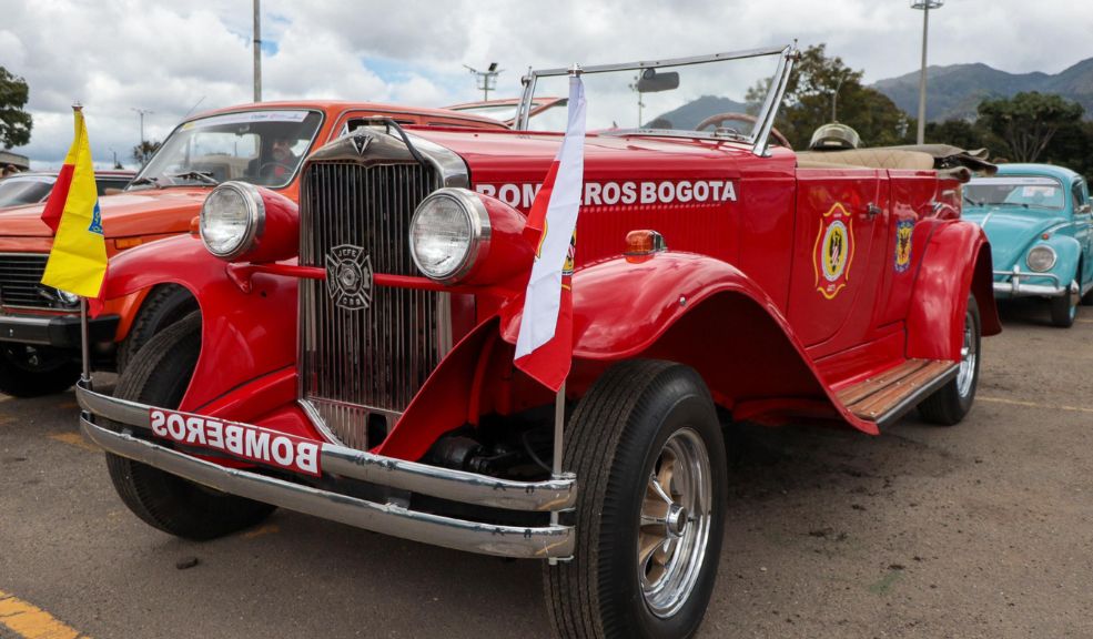 Más de 350 vehículos de colección recorrieron Bogotá en el desfile de autos clásicos