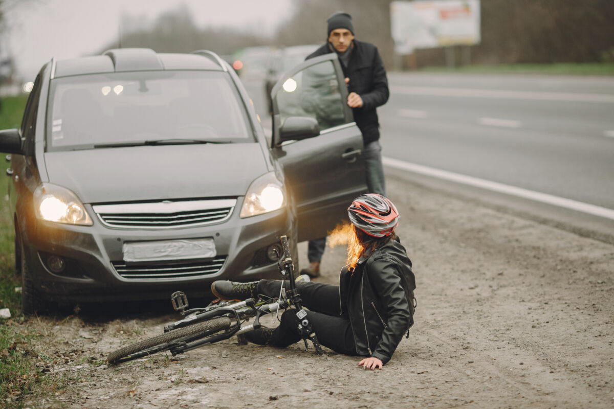 Datos oficiales revelan que estas tres fallas mecánicas están detrás de miles de accidentes. La evasión de la revisión técnico-mecánica, que alcanza un alarmante 57%, agrava una crisis de mantenimiento que cobra vidas.
