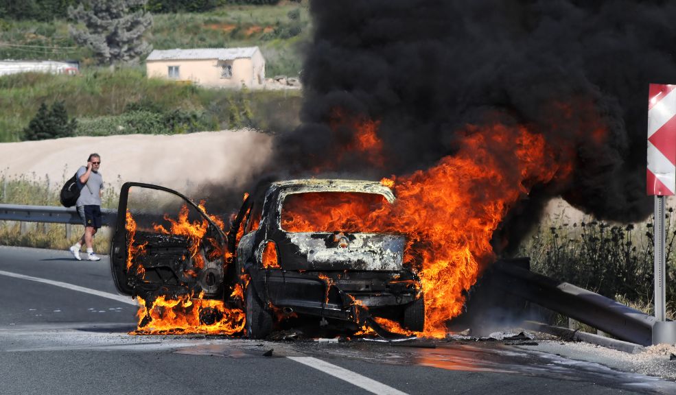 ¿Apagar un incendio en el carro con gaseosa? Mito o realidad