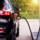 ¿Qué daños causa el uso prolongado de gasolina corriente en un motor diseñado para extra?