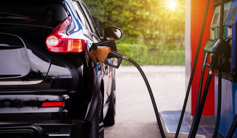 ¿Qué daños causa el uso prolongado de gasolina corriente en un motor diseñado para extra?