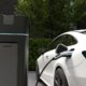 Colombia avanza hacia la movilidad eléctrica, pero la infraestructura desigual amenaza la transición energética